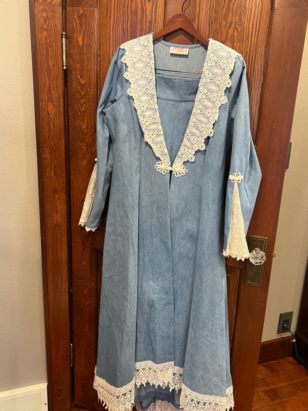 Vintage-Inspired Blue Maxi Dress with White Lace Trim